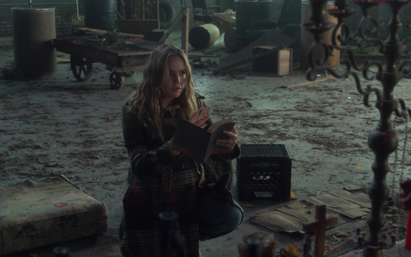 Apple iPhone Smartphone of Bailee Madison as Imogen Adams in Pretty Little Liars Original Sin S01E03 Chapter Three Aftermath (2022)