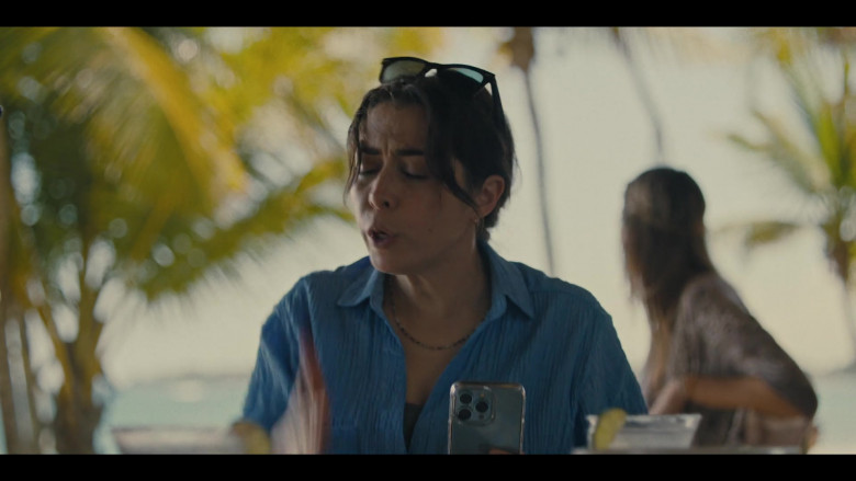 Apple iPhone Smartphone of Cristin Milioti as Emma in The Resort S01E02 A Noxious Toothworm (2)