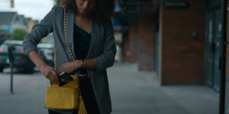 Apple iPhone Smartphone of Gugu Mbatha-Raw as Sophie in Surface S01E03 New Person, Same Old Mistakes (2)