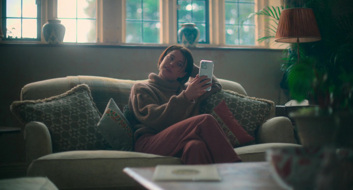 Apple iPhone Smartphone of Jessie Buckley as Harper in Men (1)