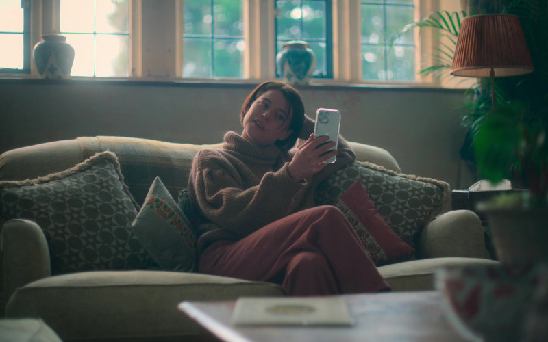 Apple iPhone Smartphone of Jessie Buckley as Harper in Men (1)