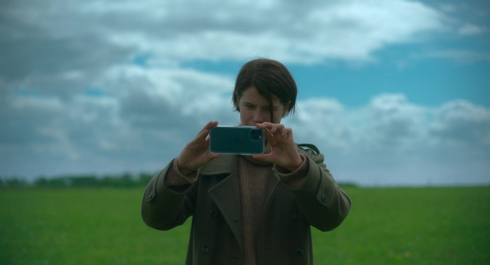 Apple iPhone Smartphone of Jessie Buckley as Harper in Men (2)