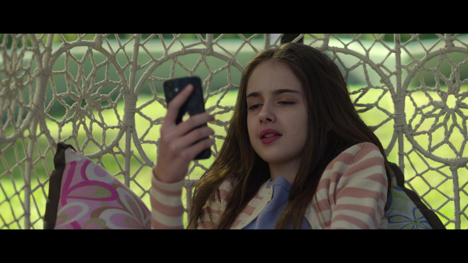 Apple IPhone Smartphone Of Julia Butters As Claire In The Gray Man (2022)
