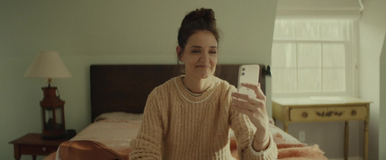 Apple iPhone Smartphone of Katie Holmes as June in Alone Together (1)