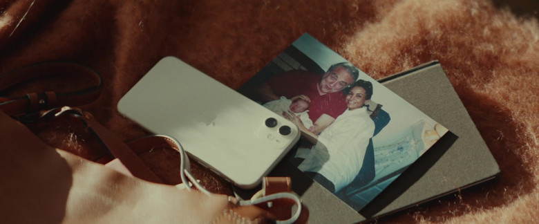 Apple iPhone Smartphone of Katie Holmes as June in Alone Together (2)