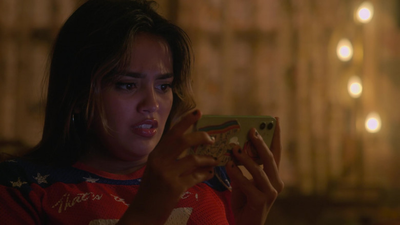 Apple iPhone Smartphone of Maia Reficco as Noa Olivar in Pretty Little Liars Original Sin S01E02 Chapter Two The Spirit Queen (2022)