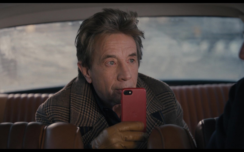 Apple iPhone Smartphone of Martin Short as Oliver Putnam in Only Murders in the Building S02E06 Performance Review (2022)
