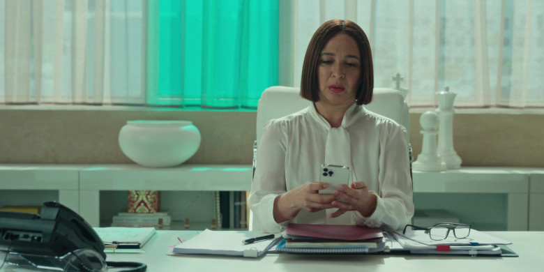 Apple iPhone Smartphone of Maya Rudolph as Molly in Loot S01E08 Spades Night (2022)