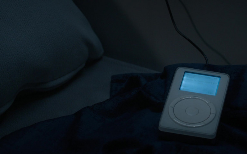 Apple iPod Media Player in For All Mankind S03E06 "New Eden" (2022)