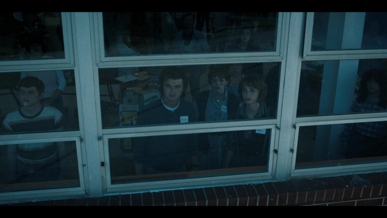Bisquick Pre-Mixed Baking Mix and Huggies Diapers in Stranger Things S04E09 Chapter Nine The Piggyback (2022)