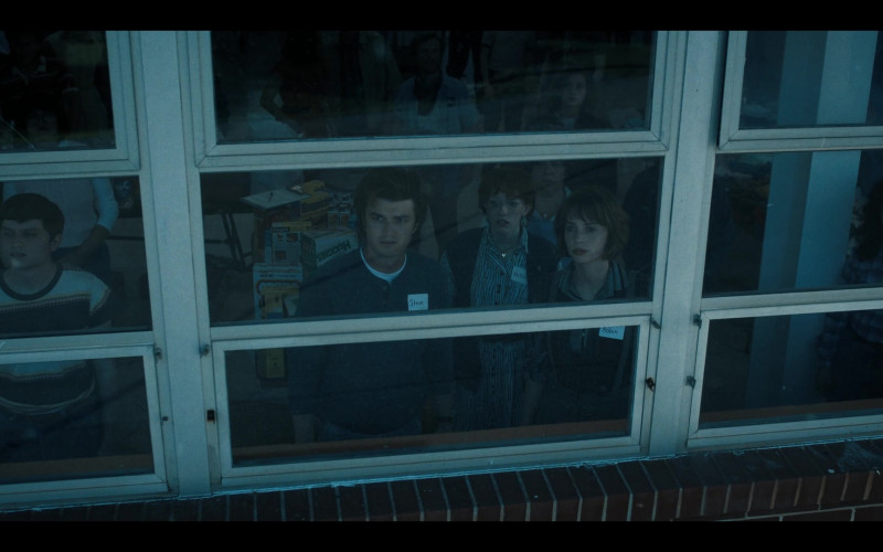 Bisquick Pre-Mixed Baking Mix and Huggies Diapers in Stranger Things S04E09 Chapter Nine The Piggyback (2022)
