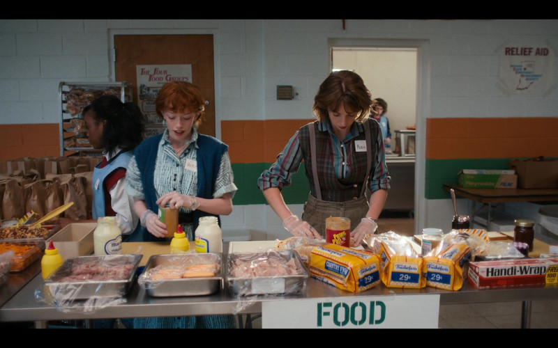 Blue Plate and Kraft Mayonnaises, Peter Pan Peanut Butter, Freihofer's Bread, Handi-Wrap in Stranger Things S04E09 Chapter Nine The Piggyback (2022)