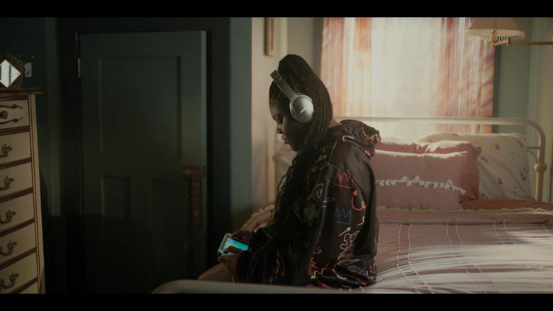 Bose Headphones in The Chi S05E04 On Me (2022)
