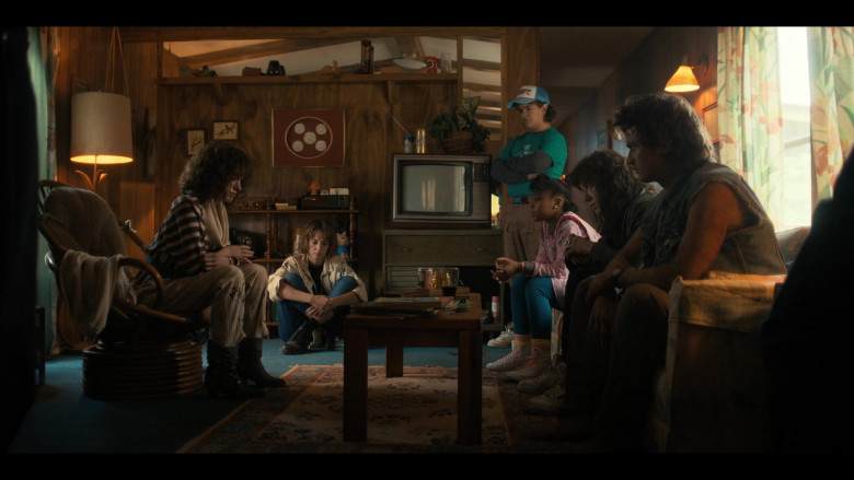 Busch and Miller Beer Cans in Stranger Things S04E08 Chapter Eight Papa (1)