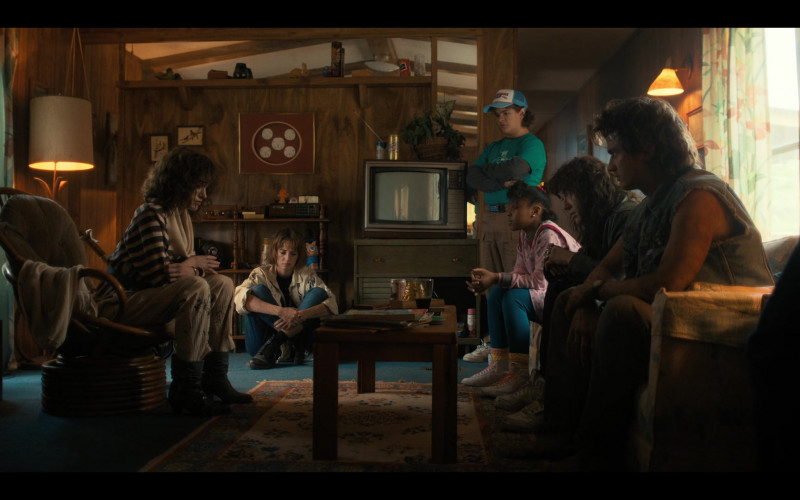 Busch and Miller Beer Cans in Stranger Things S04E08 Chapter Eight Papa (1)