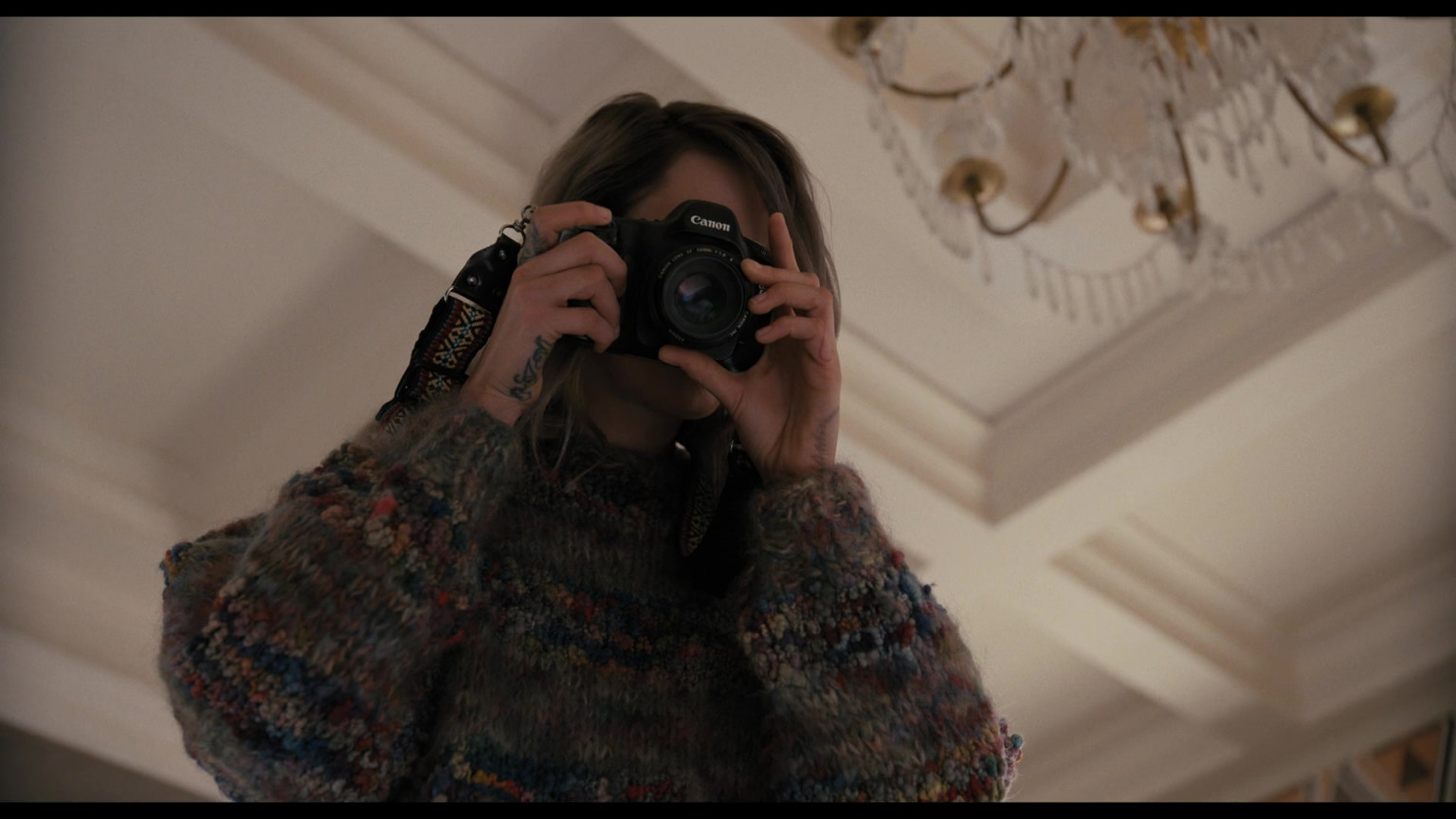 Canon Camera Of Cara Delevingne As Alice In Only Murders In The Building S02e06 Performance 