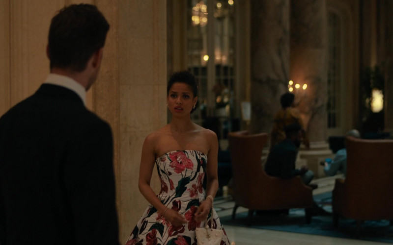 Chanel Handbag of Gugu Mbatha-Raw as Sophie in Surface S01E01 Ictus (1)