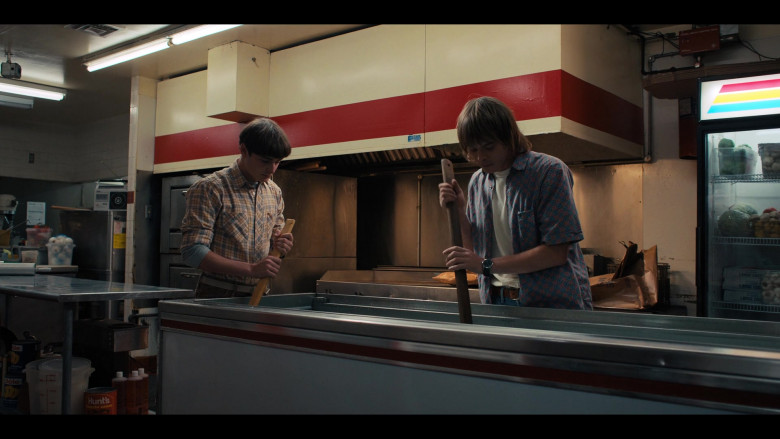 Dole Canned Fruits and Hunt's Tomato Sauce in Stranger Things S04E09 Chapter Nine The Piggyback (1)