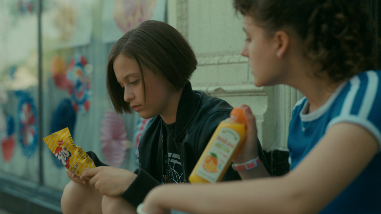 Fritos Chips in Paper Girls S01E07 Some Kind of Burping Trash Hole (2022)