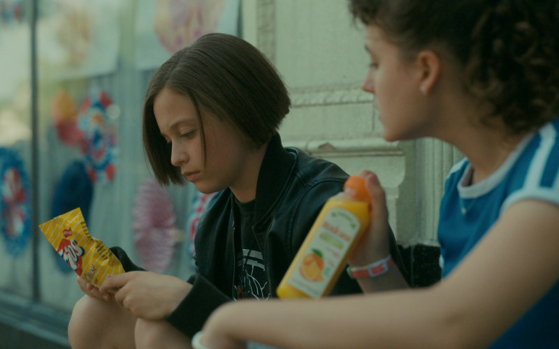 Fritos Chips in Paper Girls S01E07 Some Kind of Burping Trash Hole (2022)