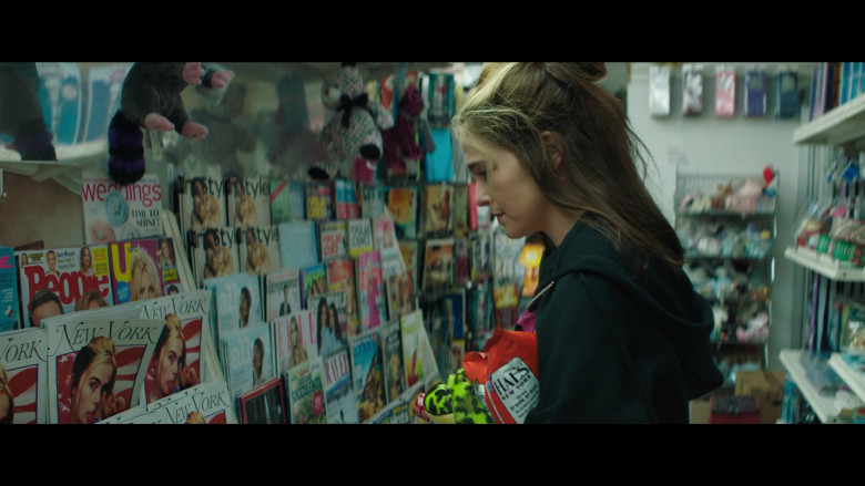 Hal’s New York Kettle Cooked Potato Chips Held by Zoey Deutch as Danni Sanders in Not Okay (2022)