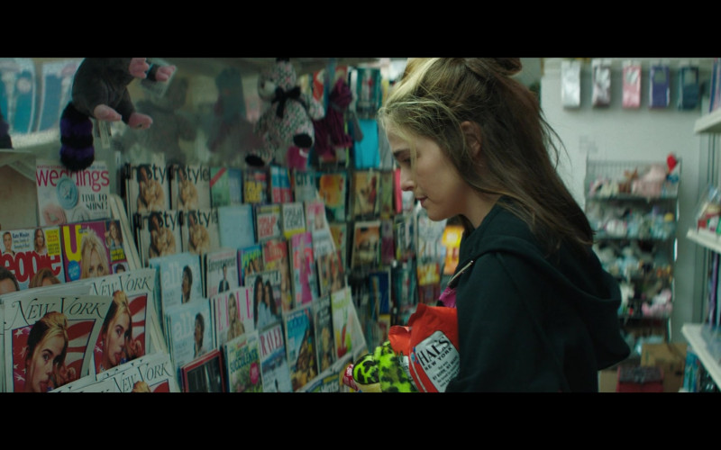 Hal's New York Kettle Cooked Potato Chips Held by Zoey Deutch as Danni Sanders in Not Okay (2022)