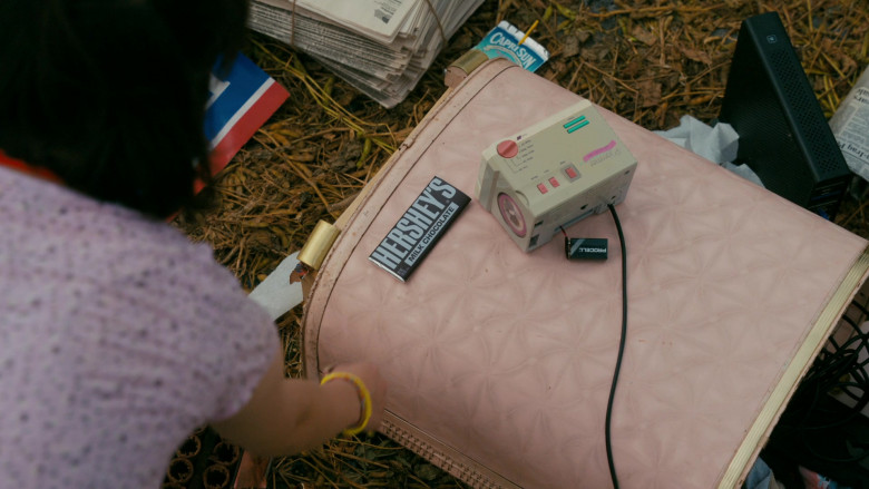 Hershey's Milk Chocolate, Capri Sun Juice, Procell Battery in Paper Girls S01E07 Some Kind of Burping Trash Hole (2022)