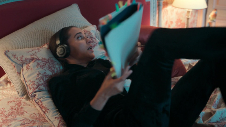 JBL Headphones of Alicia Vikander as Mira in Irma Vep S01E05 Hypnotic Eyes (2022)