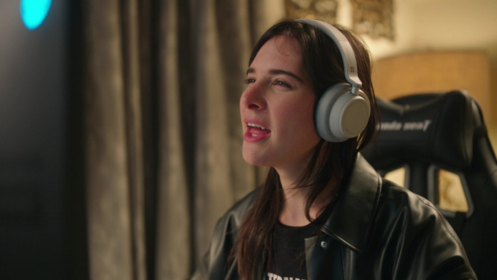 Microsoft Surface Headset of Hari Nef as Sloane in 1UP Movie (3)