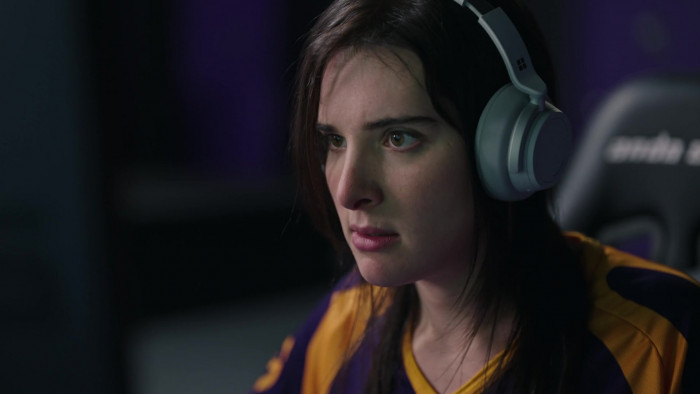 Microsoft Surface Headset of Hari Nef as Sloane in 1UP Movie (4)