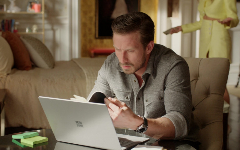 Microsoft Surface Laptop in Dynasty S05E16 My Family, My Blood (1)