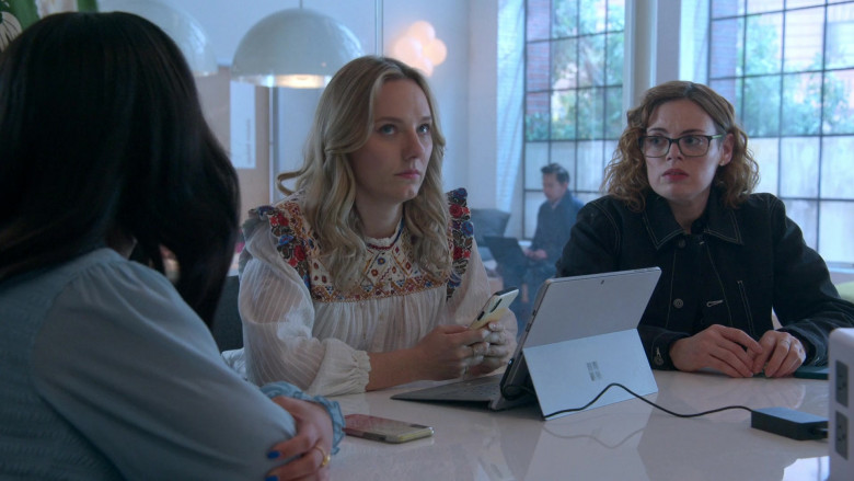 Microsoft Surface Tablets in Good Trouble S04E10 What I Wouldn’t Give for Love (1)