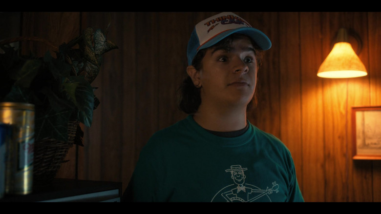 Miller High Life Beer Can in Stranger Things S04E08 Chapter Eight Papa (2022)