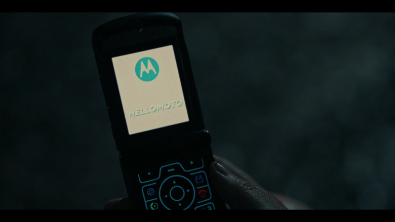 Motorola Razr Mobile Phone in The Resort S01E01 The Disappointment of Time (2)