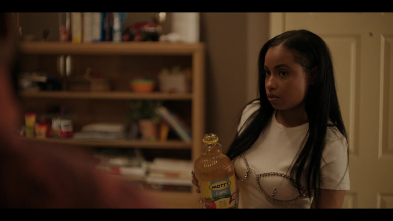 Mott's Light Apple Juice in The Chi S05E02 Oh Girl (2022)