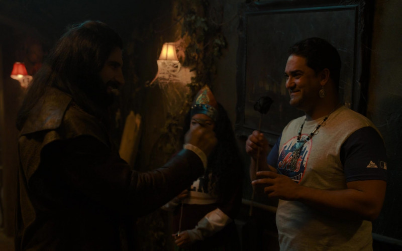 New York Mets Baseball Team T-Shirt and Coors Light Logo in What We Do in the Shadows S04E02 "The Lamp" (2022)