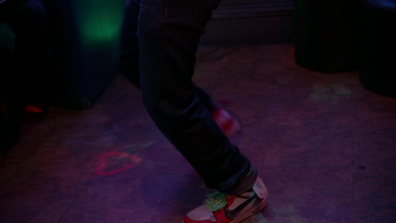 Nike Sneakers in Players S01E10 Confidence Man (2)
