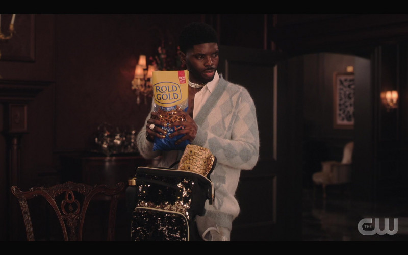 Rold Gold Original Tiny Twists Pretzels Enjoyed by Tian Richards in Tom Swift S01E08 … And His Two Men and a Baby (2022)