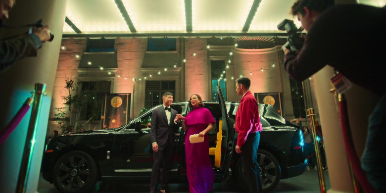 Rolls-Royce Cullinan Car in Loot S01E06 The Philanthropic Humanitarian Awards (3)