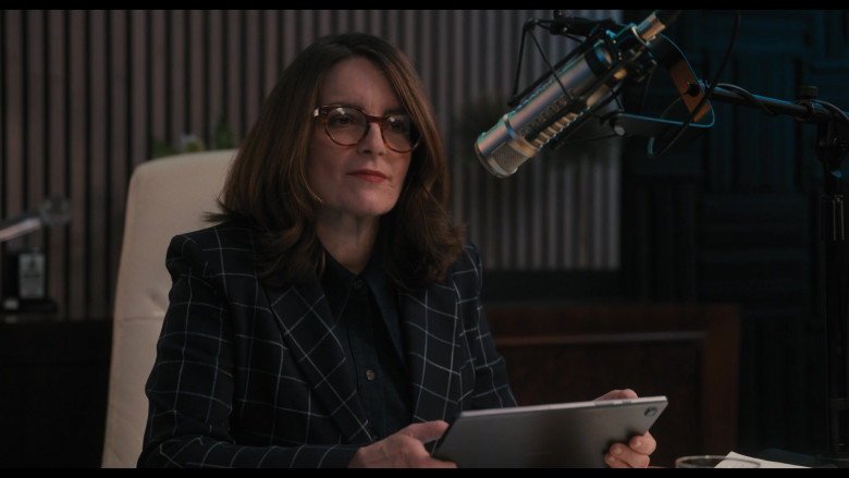 Samsung Galaxy Tablet Used by Tina Fey as Cinda Canning in Only Murders in the Building S02E06 Performance Review (2)