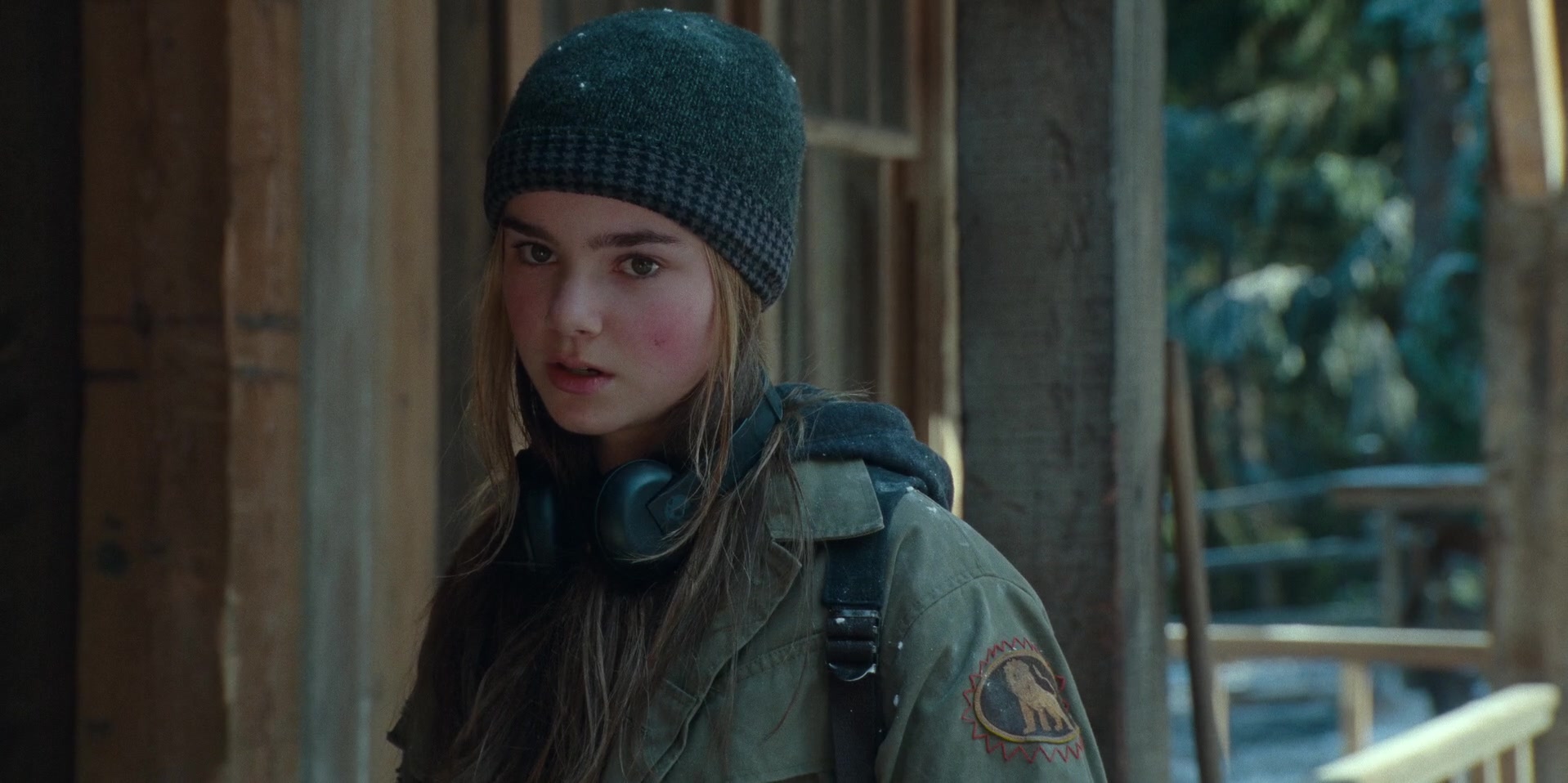 Skullcandy Headphones Of Isabella Sermon As Maisie Lockwood In Jurassic