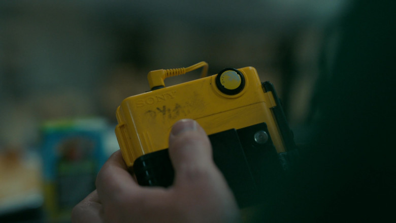 Sony Cassette Player in Paper Girls S01E03 Blue Tongues Don’t Lie (2022)