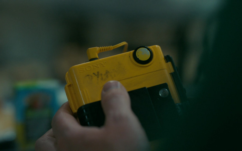 Sony Cassette Player in Paper Girls S01E03 Blue Tongues Don’t Lie (2022)