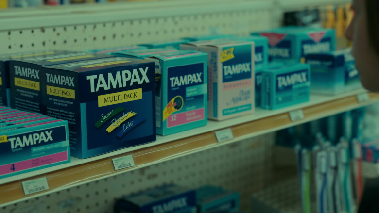 Tampax Tampons in Paper Girls S01E05 A New Period (1)
