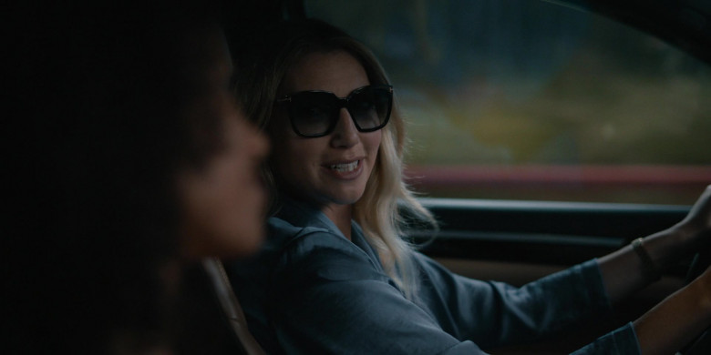 Tom Ford Sunglasses of Ari Graynor as Caroline in Surface S01E02 Muscle Memory (1)