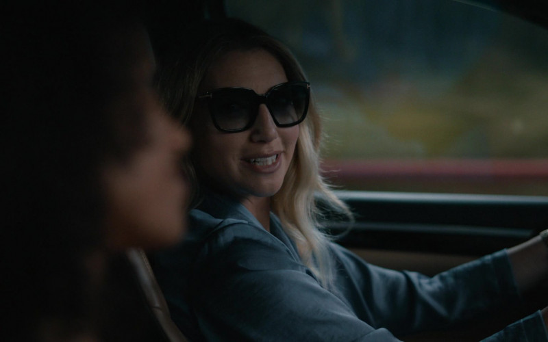 Tom Ford Sunglasses of Ari Graynor as Caroline in Surface S01E02 Muscle Memory (1)