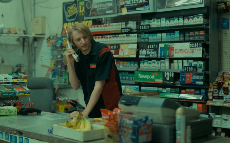 Wrigley's Spearmint, Doublemint, Juicy Fruit Chewing Gums, New Port and Marlboro Cigarettes in Paper Girls S01E05 A New Period (2022)