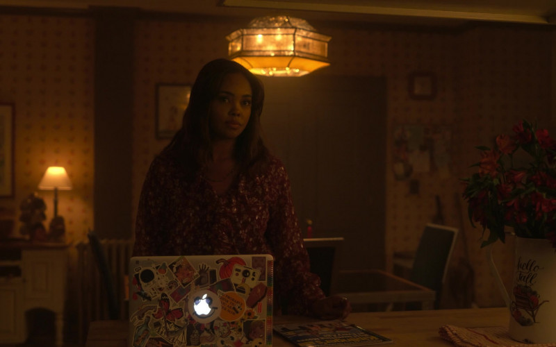 Apple MacBook Air Laptop in Pretty Little Liars Original Sin S01E08 Chapter Eight Bad Blood (1)