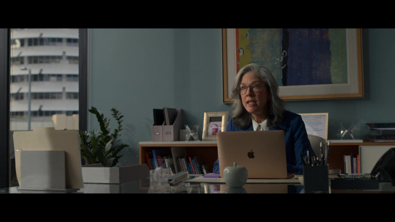 Apple MacBook Laptop Computer in Echoes S01E05 Gina (2022)