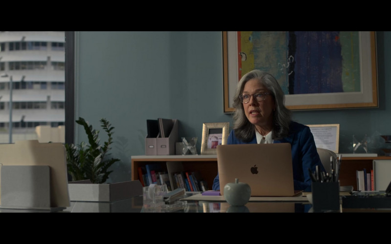 Apple MacBook Laptop Computer in Echoes S01E05 Gina (2022)